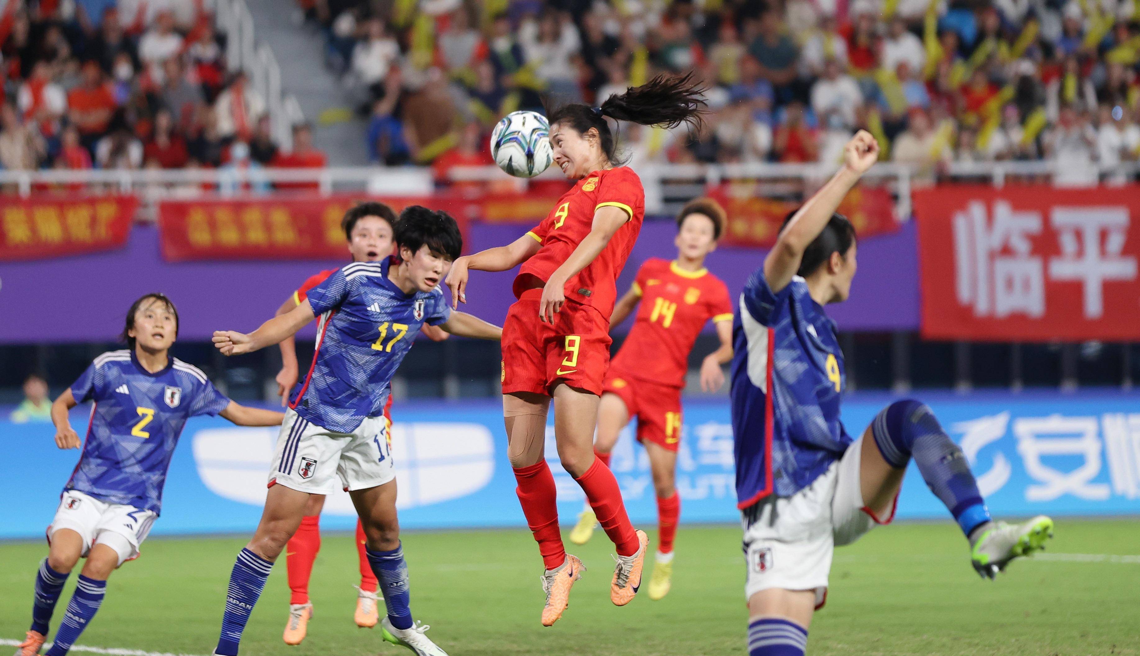女子足球比赛中，运动员技艺一览无余