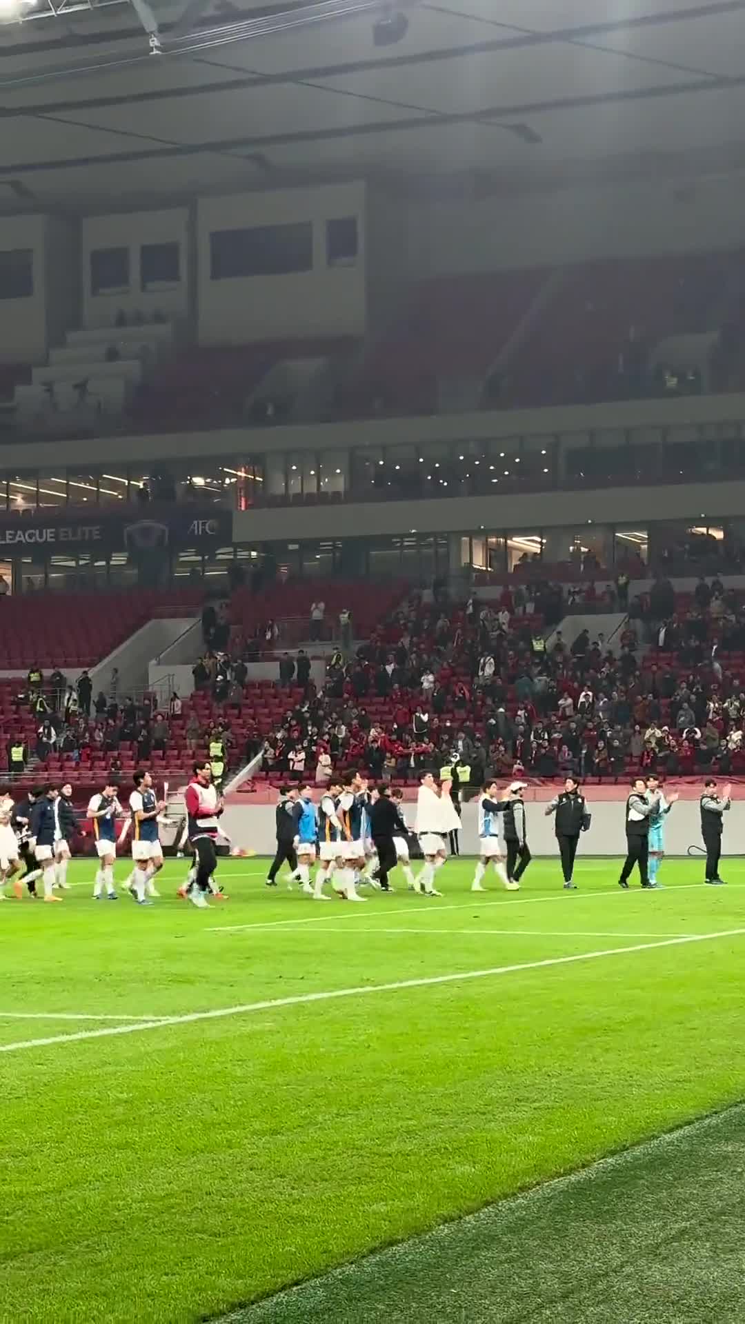 弗莱堡战胜强敌，表现出色赢得球迷掌声
