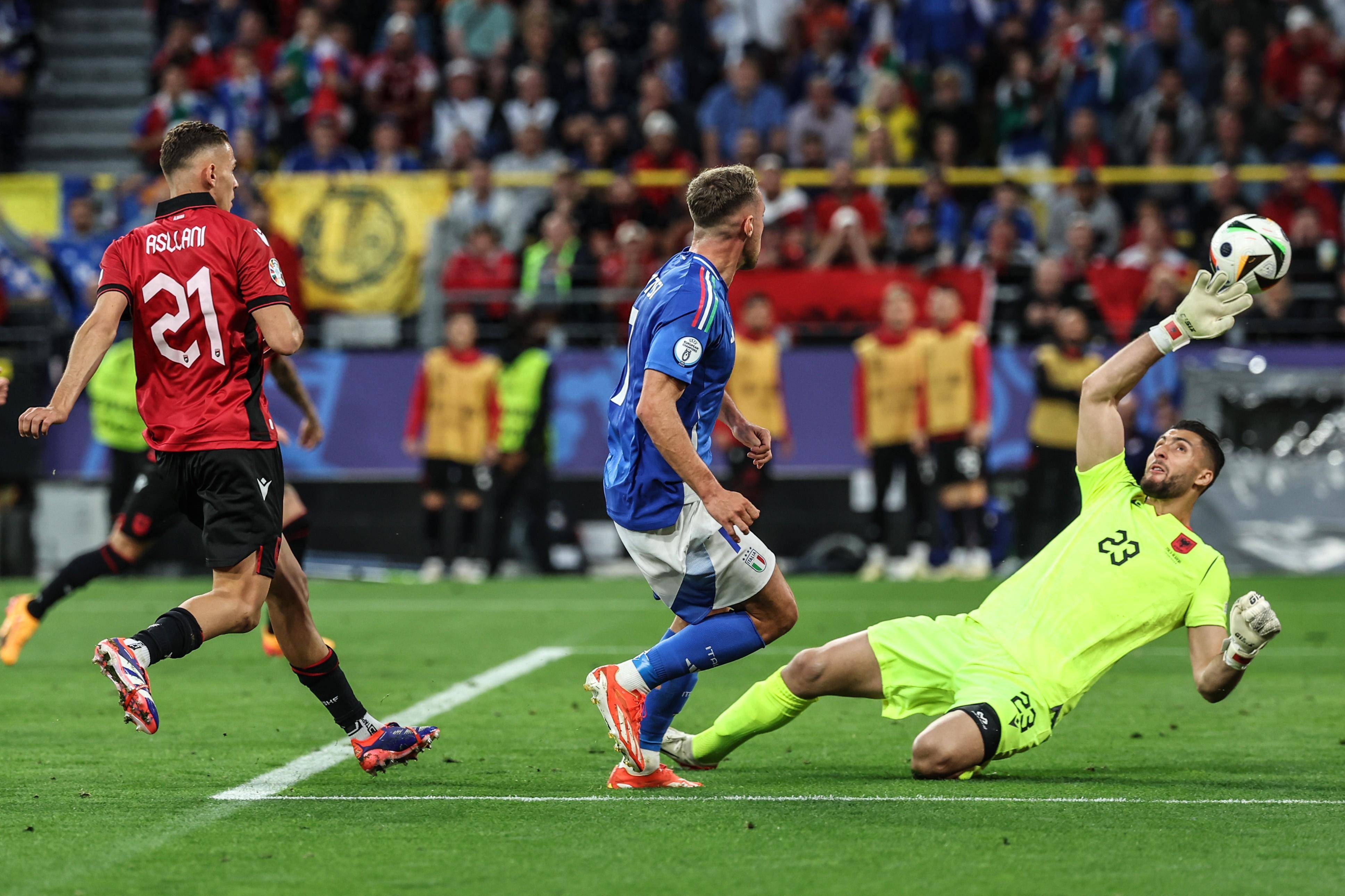 足球对决瞬间报道,神奇一幕频频发生 足球对决瞬间报道,神奇一幕频频发生