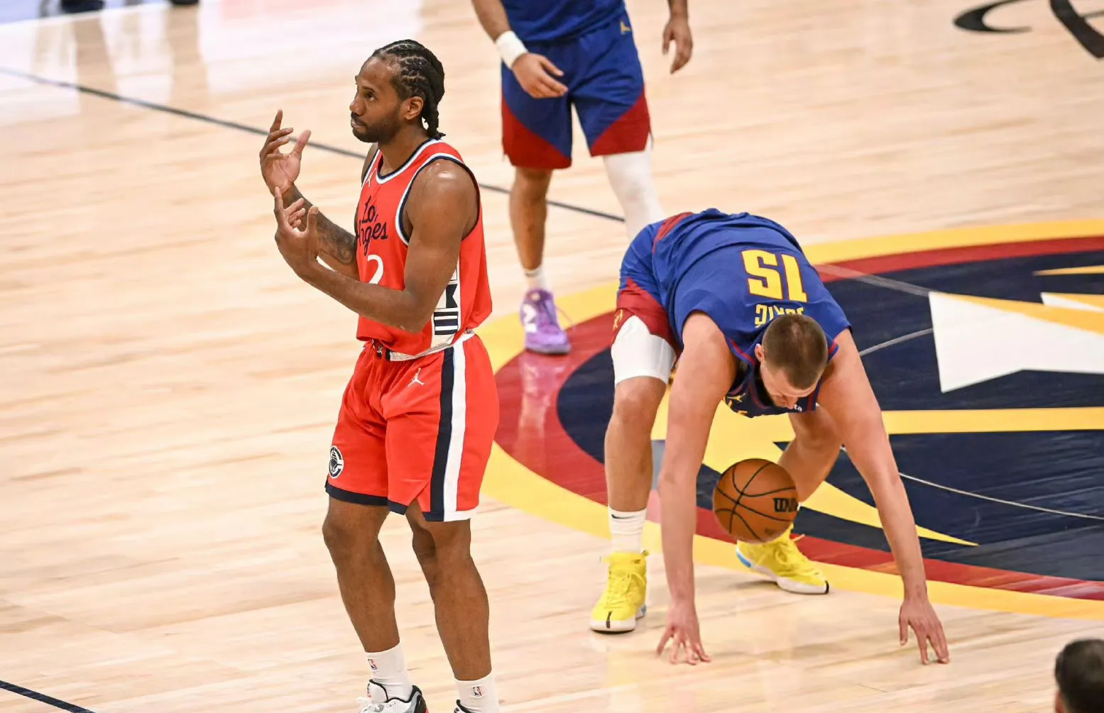 快船客场逆转掘金,莱纳德砍下30分 快船客场逆转掘金,莱纳德砍下30分