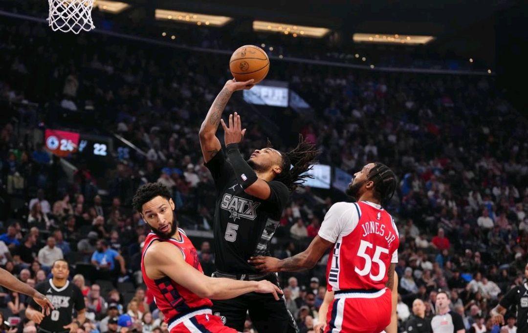 马刺主场告负快船,遭遇连败 马刺主场告负快船,遭遇连败