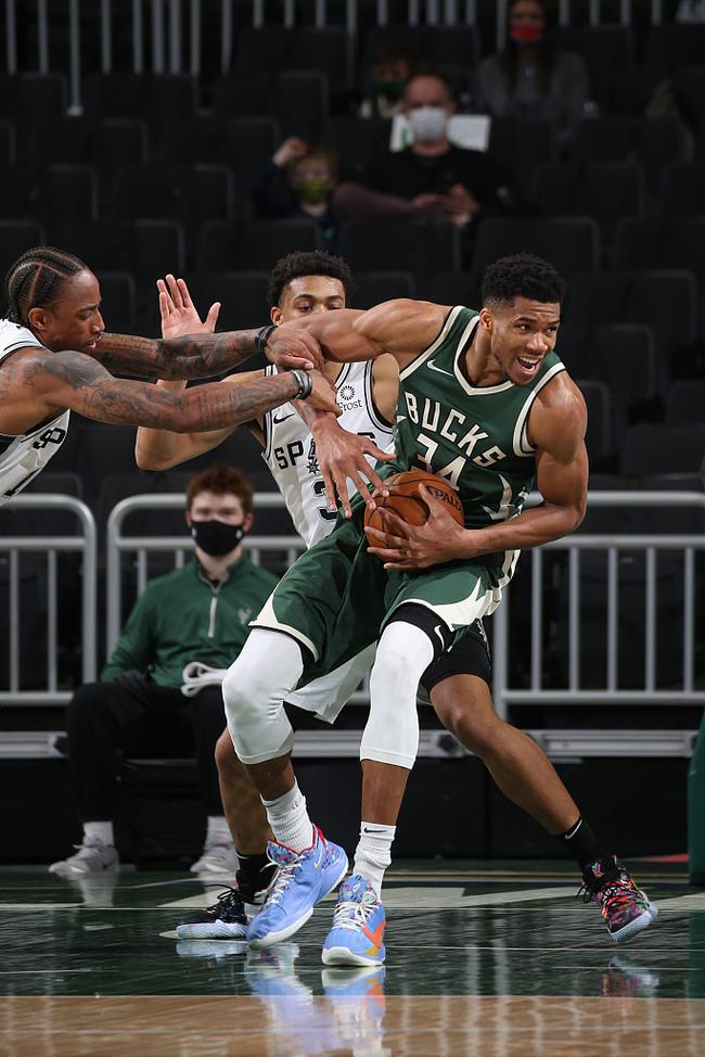 雄鹿惨败热火,安特托孔波状态下滑 雄鹿惨败热火,安特托孔波状态下滑