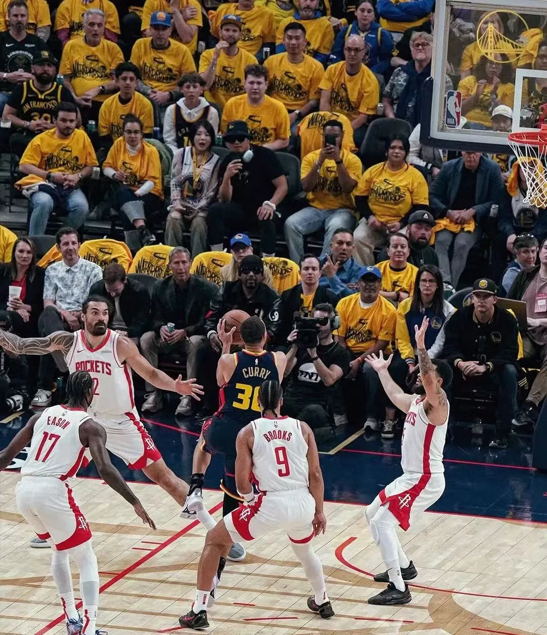 勇士主场击败火箭,继续领跑西部 勇士主场击败火箭,继续领跑西部