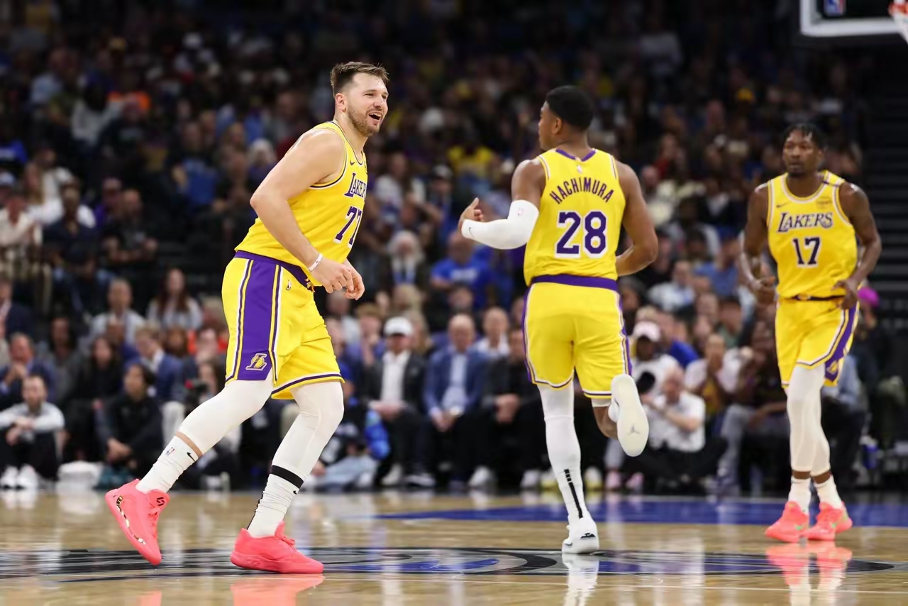 湖人击败灰熊,终结连败 湖人击败灰熊,终结连败