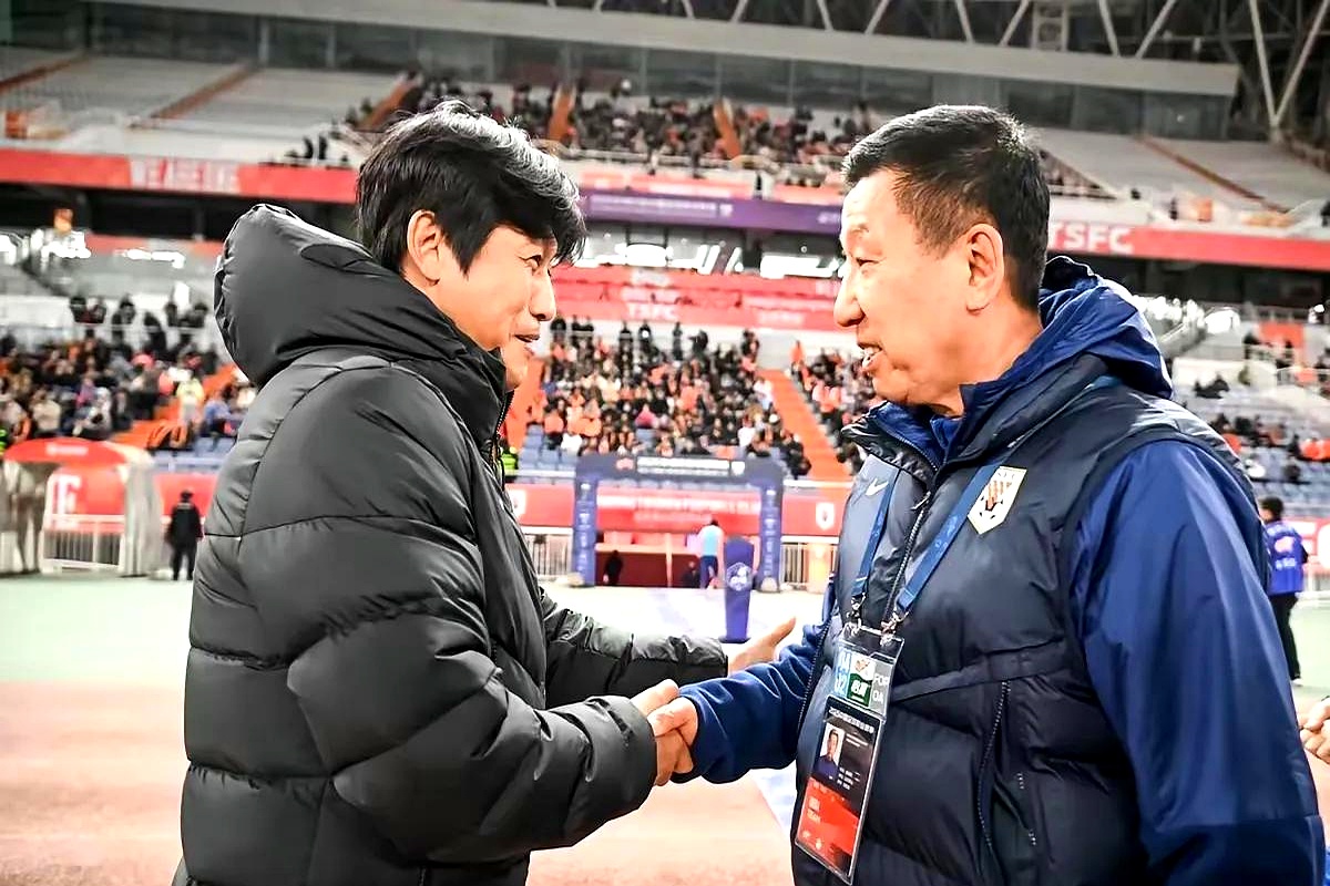 包含重庆球队客场遭遇困境，教练组积极调整的词条